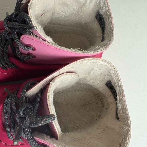 CROCS Blitzen Convertible Pink Kids Boots with Black Laces - Picture 4 of 7